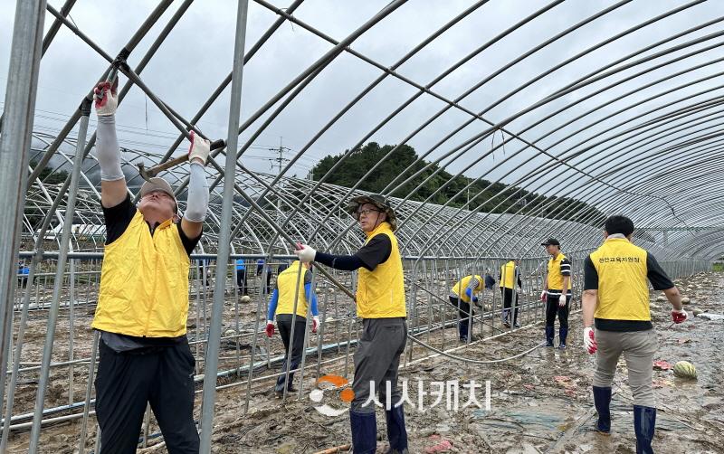 [크기변환]사본 -(천안교육청)천안교육지원청. 청양군 목면 수해복구 자원봉사 펼쳐 (2).jpg