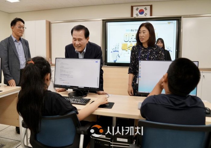 [크기변환](사진1) 김지철 교육감이 1일 예산꿈빛학교에서 열린 충남 장애학생 e페스티벌에 참석한 학생들을 격려하고 있다..jpg