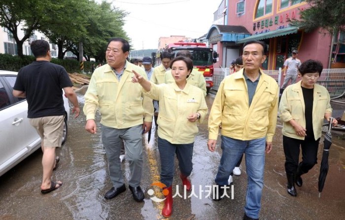 [크기변환]0716_조길연 의장, 박미옥 의원 공주 호우피해 현장 방문.jpg