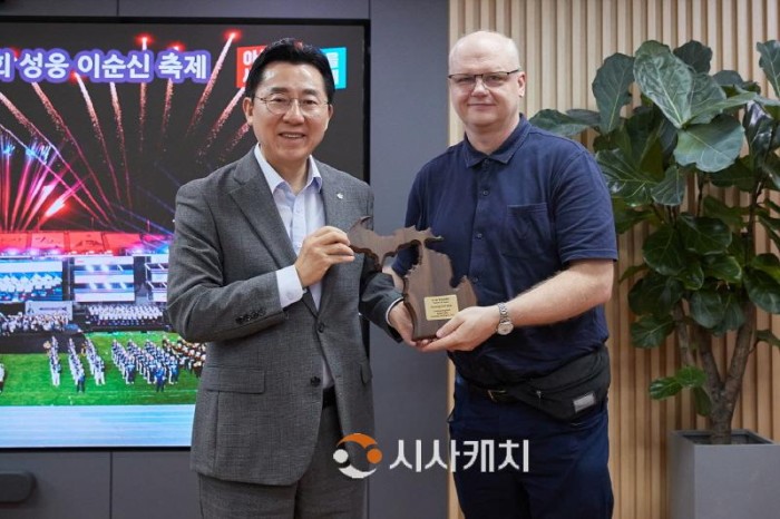 [크기변환]1. 박경귀 아산시장 &quot;랜싱시 청소년 캠프 언제든 환영”.jpg