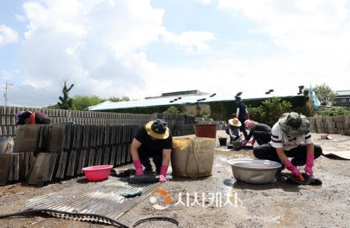 [크기변환]230726_충남도의회 수해지역 피해 복구 지원 (부여, 기와세척작업 지원) (2).jpg