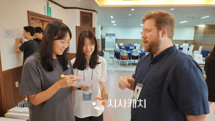 [크기변환](사진2) 공주시 소재 충남교육청국제교육원에서 운영된 직업계고 해외현장학습 출국 전 심화교육에서 원어민 강사와 소그룹 대면수업을 하고 있다.jpg