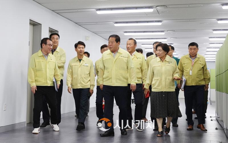 [크기변환]230823_2023 을지연습 근무자 격려방문(조길연 의장 및 의원들 종합상황실 현장확인).jpg