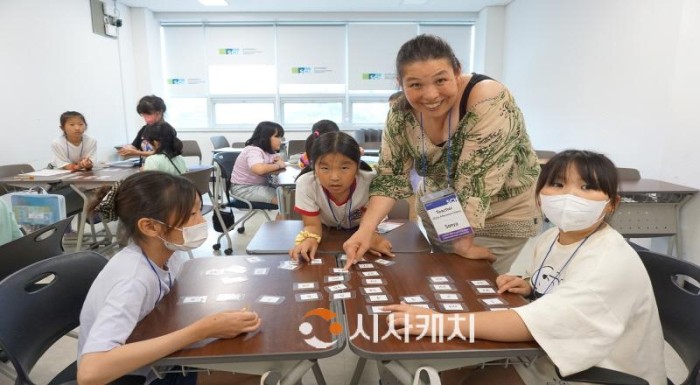 [크기변환](사진1) 스피킹 수업에 참여하고 있는 영어 캠프 참가자들 모습.jpg