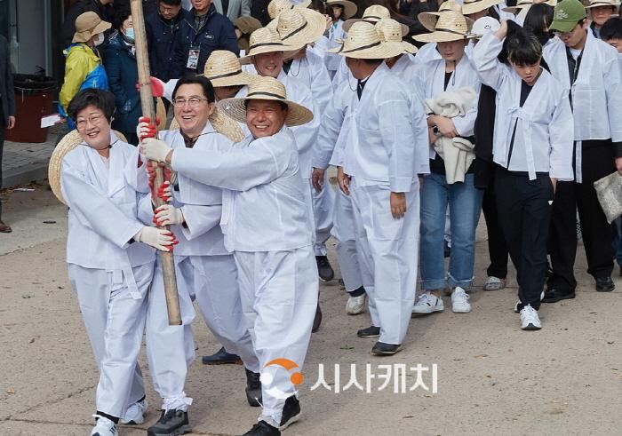 [크기변환]사본 -1. 아산시 "황금물결 보소, 풍년이네” 흥겨운 전통 벼 베기 체험 (2).jpg