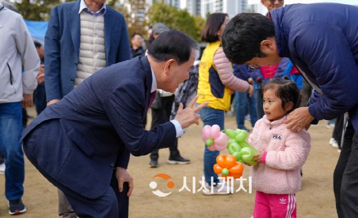 [크기변환][크기변환]사본 -(사진2) 21일 아산시 소재 선문대학교에서 열린 충남교육행정 어울림한마당에서 김지철 교육감이 참석자의 가족들과 소통하고 있다.jpg