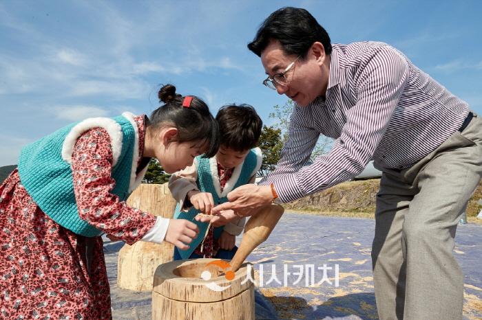 [크기변환]1. 박경귀 아산시장 "외암마을 짚풀문화제, 세계문화유산 등재 도전” (3) (1).jpg