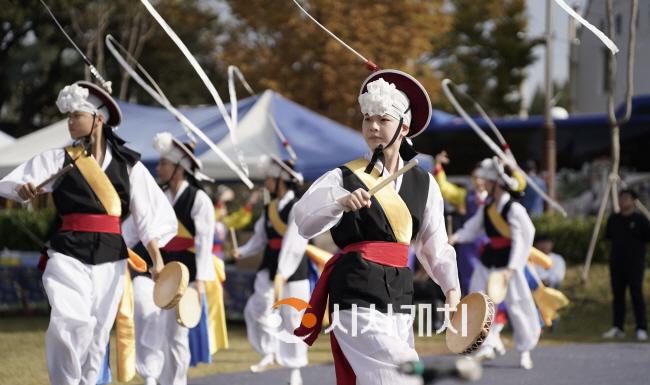 [크기변환]사본 -(사진3) 28일 서천군청소년수련관에서 열린 6회 충남 사제동행 풍물놀이 한마당.jpg