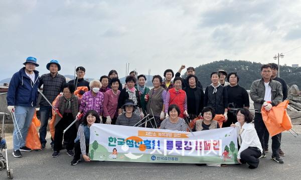 [크기변환]사본 -한국섬진흥원, 보령 원산도 플로깅 행사 전 기념촬영 (2).jpg