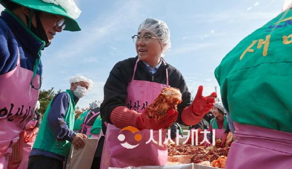 [크기변환][크기변환]사본 -3. 아산시새마을회, 겨울 한파 이겨낼 ‘이웃사랑 김치’ (2).jpg