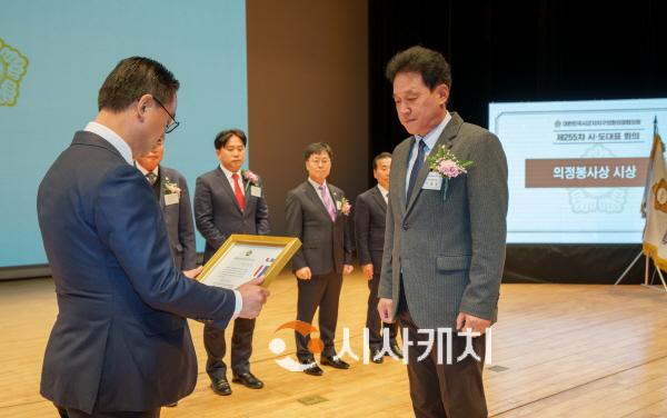 [크기변환][사진1] 이춘호 의원이 대한민국시군자치구의회의장협의회 시도대표회의에서 지방의정봉사대상을 수상했다.(사진 오른쪽이 이춘호 의원).jpg