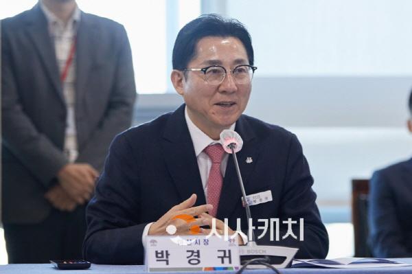 [크기변환][크기변환]1. 박경귀 아산시장 "한국광기술원 분원 유치로 광자시대 선도” (2).jpg