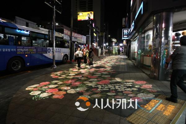 [크기변환][크기변환][사진] 23.12.08. 충남일자리경제진흥원, 천안역 원도심에 ‘미디어아트’, ‘꽃길 포토존’조성.jpg