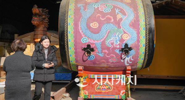 [크기변환]사본 -사진1_문화환경위원회 의원들이 배방읍 구령리 축제 물품 관리차 창고에 방문했다.jpg