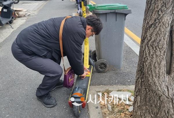 [크기변환]사본 -1. 대전시 무단 방치된 전동킥보드 견인 조치_PM이동 및 견인안내 부착1.jpg