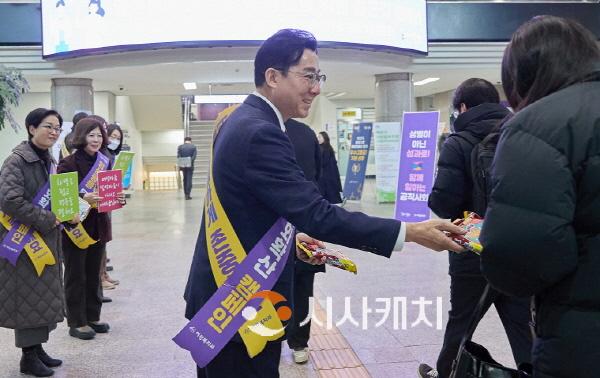 [크기변환][크기변환]사본 -2. 아산시, 양성평등 조직문화 확산을 위한 출근길 캠페인 진행 (3).jpg