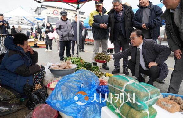 [크기변환]사본 -일자리경제과(박상돈 천안시장 설맞이 전통시장 방문) (2).jpg