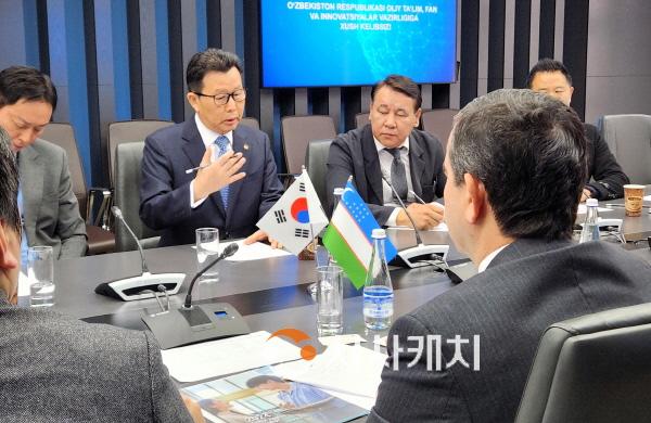 [크기변환]사본 -사진 10. 선문대-우즈베키스탄 교육부 교육 관련 협의 중 문성제 총장이 발언하고 있다.jpg