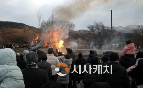 [크기변환]사본 -1. 2024 아산시 외암마을 정월대보름 축제 열려... 달집태우기 ‘장관 (2).jpg