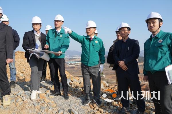 f_건설도로과(박상돈 천안시장 축구종합센터 진입도로 개설공사 현장방문) (1).JPG