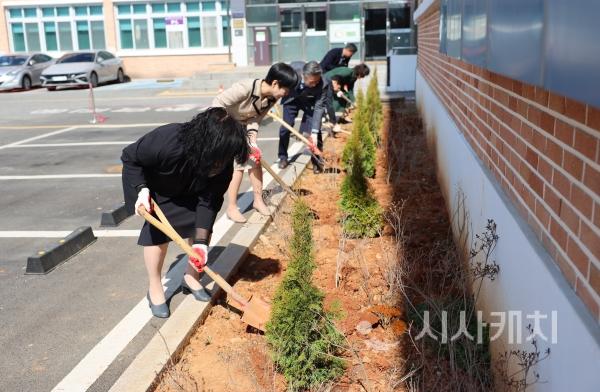 f_보도자료(아산교육지원청, 청렴․식목 캠페인’으로 직원들의 결속 다져) 1.JPG