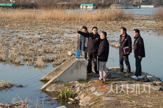 [크기변환]1. 박경귀 시장, "수변 생태공원, 지역 관광자원으로 육성할 것” (3).jpg