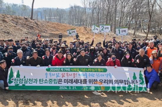 [크기변환]2. 박경귀 시장 "나무심기는 미래 위한 선물, 산림 자원 관리할 것” (2).jpeg