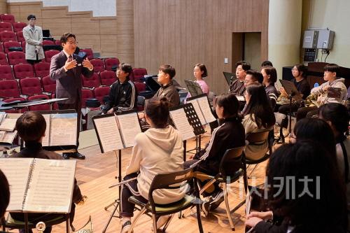 [크기변환]2. 박경귀 아산시장, ‘아유밴’ 연습 현장 방문 격려 "값진 경험될 것”.jpg