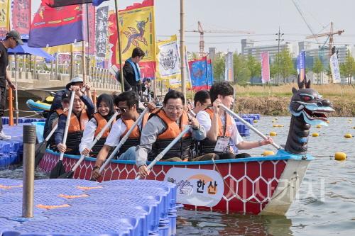 [크기변환]1. 박경귀 아산시장 ‘직접’ 해설하는 관광명소 투어 (3).jpg