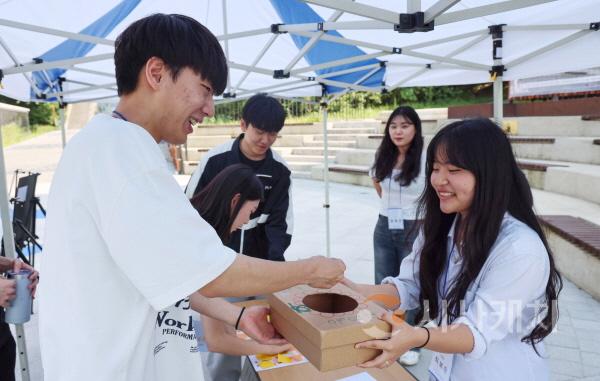 [크기변환]‘2024 아동 권리 캠페인’에 참가한 재학생이 경품 추첨 이벤트를 하며 즐거워하고 있다..jpg