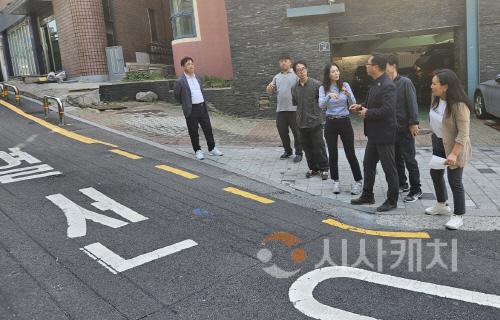 [크기변환]사본 -사진2) 아산시의회 건도위가 성북구 친환경 열선시스템 사업 현장을 방문하고 있다..jpg