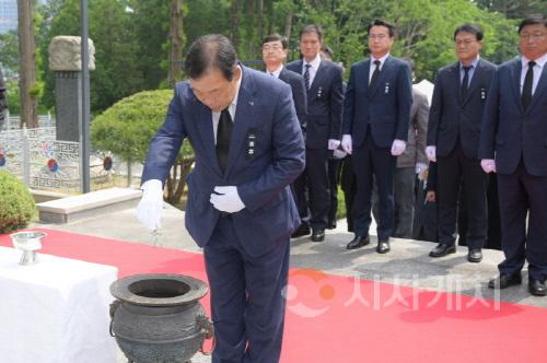 [크기변환][크기변환]사본 -6일_최민호_시장이_충령탑에서_개최된_'제69회_현충일_추념식'에_참석했다..jpg