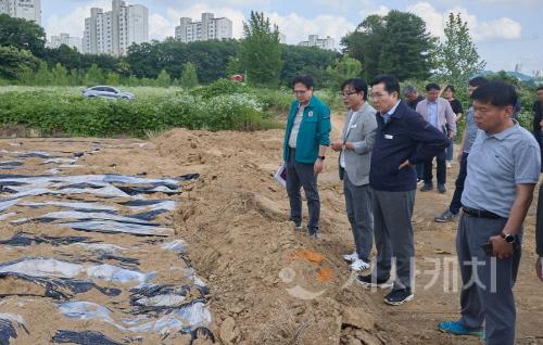 [크기변환]사본 -박경귀 아산시장, 음봉면 악취 발생 현장 방문해 "확산 방지 총력” (1).jpg