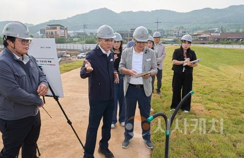 [크기변환]사본 -1. 박경귀 아산시장, 11일 ‘신정호 지방정원 조성 사업’ 현장점검 (2).jpg