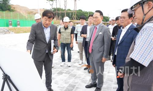 [크기변환]사본 -축구종합센터건립추진단(박상돈 천안시장 대한민국 축구종합센터 현장 점검) (3).jpg