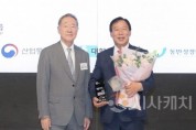 [크기변환][크기변환]사본 -2024 대한민국 글로벌리더 수상_왼쪽부터 장대환 매일경제 회장, 최민호 세종시장.jpg