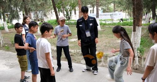 [크기변환]사진 6. 봉사 프로그램 중 하나로 현지 어린이들 대상으로 한국 문화(제기차기)를 알려주고 있다.jpg