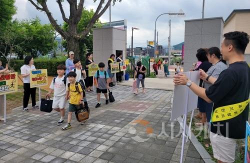 f1_보도자료(아산교육지원청, 2024 아산시학교운영위원장협의회 · 아산학부모협의회 교통안전 및 학교폭력예방 캠페인 실시) 1.JPG