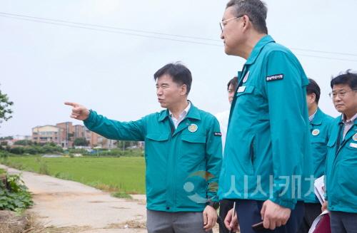 [크기변환]사본 -조일교 아산시 부시장, 호우 피해지역 현장점검 (2).jpg