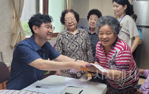 [크기변환]사본 -2. 온양4동 장윤창 신임 동장, 경로당 방문 취임 인사.jpg