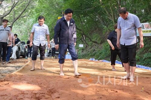 [크기변환]박경귀 아산시장, 송악면 궁평저수지 맨발 황톳길 조성 현장 방문 (4).jpg