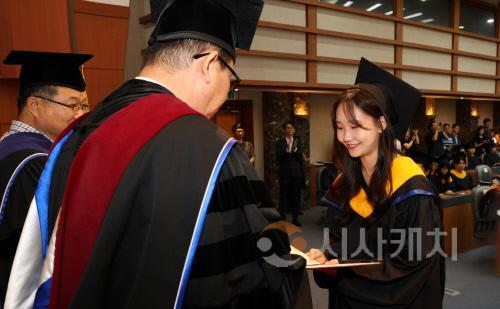 [크기변환]사본 -사진4. 문성제 총장이 석사학위 수여를 하고 있다.(이학석사 이민경).jpg