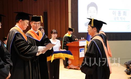 [크기변환]사본 -22일 열린 석·박사 학위수여식에서 김승우 총장이 박사 학위증을 수여하고 있다..jpg