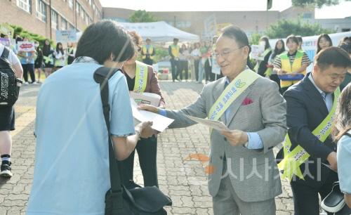 [크기변환]사본 -교육청소년과(박상돈 천안시장 성폭력.학교폭력 예방 등굣길 캠페인) (3).jpg