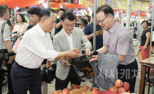 [크기변환]사본 -일자리경제과(천안시장 전통시장 방문) (10).jpg