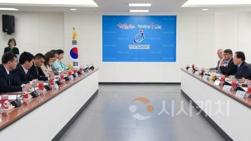 f1_사진자료1_우즈베키스탄 교육행정가 및 교육감 연수단 방문.jpg