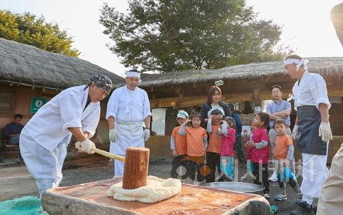 [크기변환]사본 -2. 아산 외암마을 짚풀문화제서 ‘가을 정취’ 제대로 즐겨요 (3).jpg