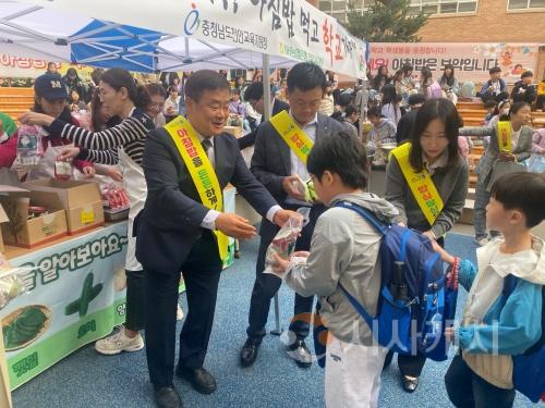 f1_천안교육지원청, "아침밥 먹고 힘내자!” 공동캠페인 추진(천안서당초 캼페인).jpg