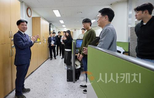 [크기변환]사본 -2. 조일교 아산시장 권한대행, 이순신종합운동장 찾아 노고 격려 (3).jpg