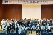 [크기변환]‘2024 제40주년 컴퓨터소프트웨어공학과 홈커밍데이’ 행사에서 참석자들이 기념 촬영하고 있다..jpg